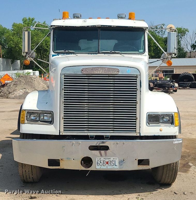 image for item LE9146 1990 Freightliner FLD  water truck
