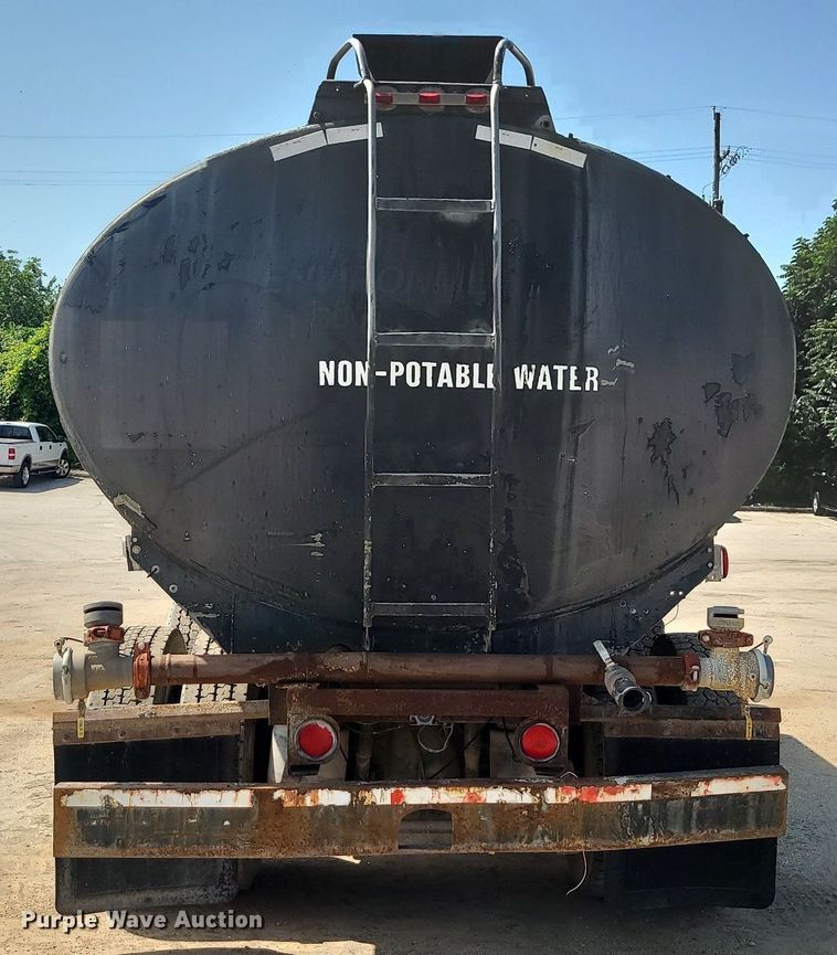 image for item LE9146 1990 Freightliner FLD  water truck