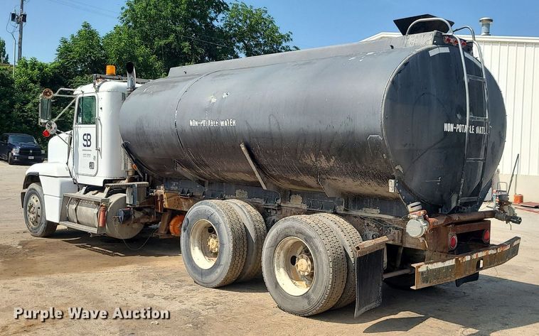 image for item LE9146 1990 Freightliner FLD  water truck