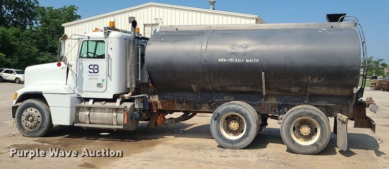 image for item LE9146 1990 Freightliner FLD  water truck
