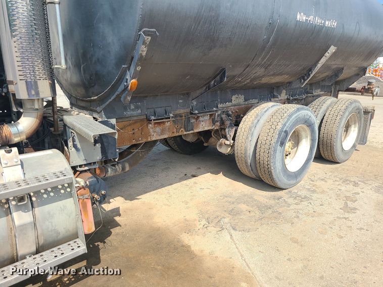 image for item LE9146 1990 Freightliner FLD  water truck