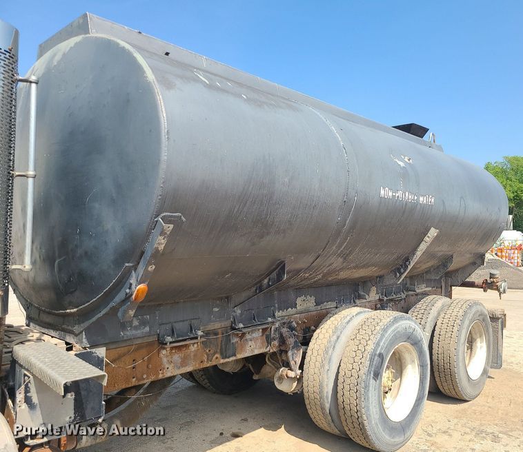 image for item LE9146 1990 Freightliner FLD  water truck