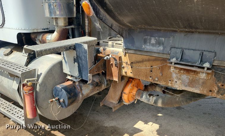 image for item LE9146 1990 Freightliner FLD  water truck