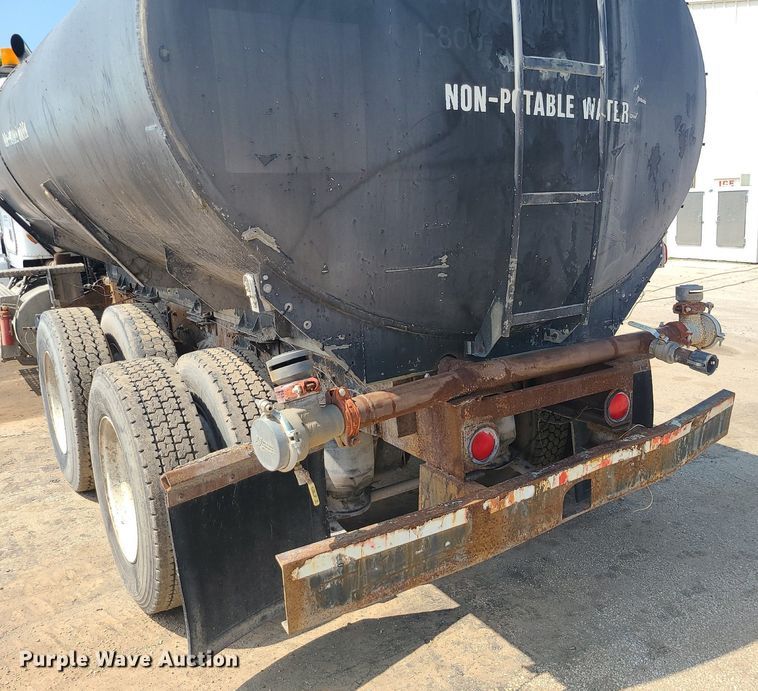 image for item LE9146 1990 Freightliner FLD  water truck