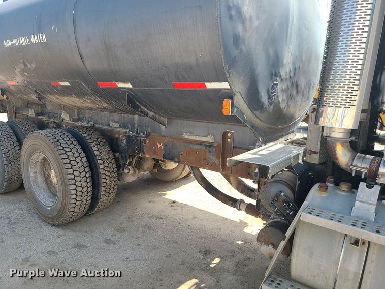 image for item LE9146 1990 Freightliner FLD  water truck