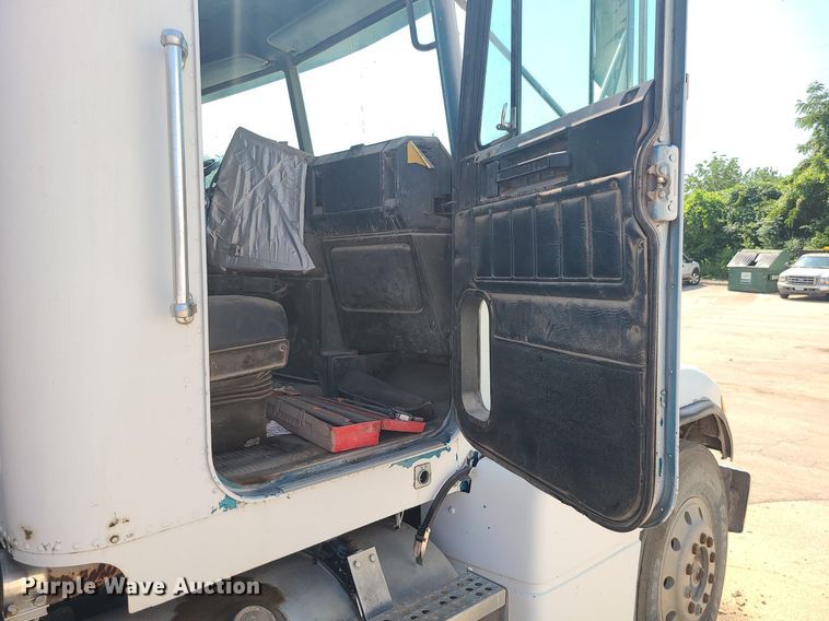 image for item LE9146 1990 Freightliner FLD  water truck