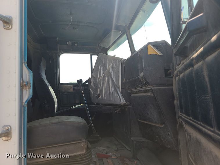 image for item LE9146 1990 Freightliner FLD  water truck