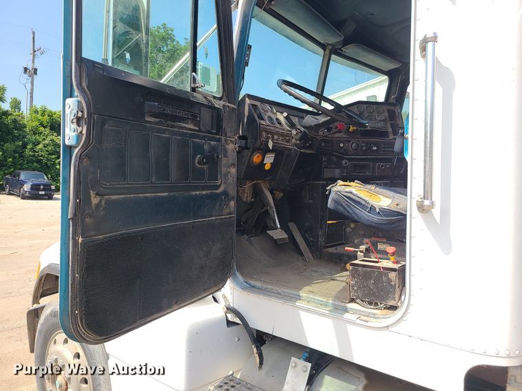 image for item LE9146 1990 Freightliner FLD  water truck