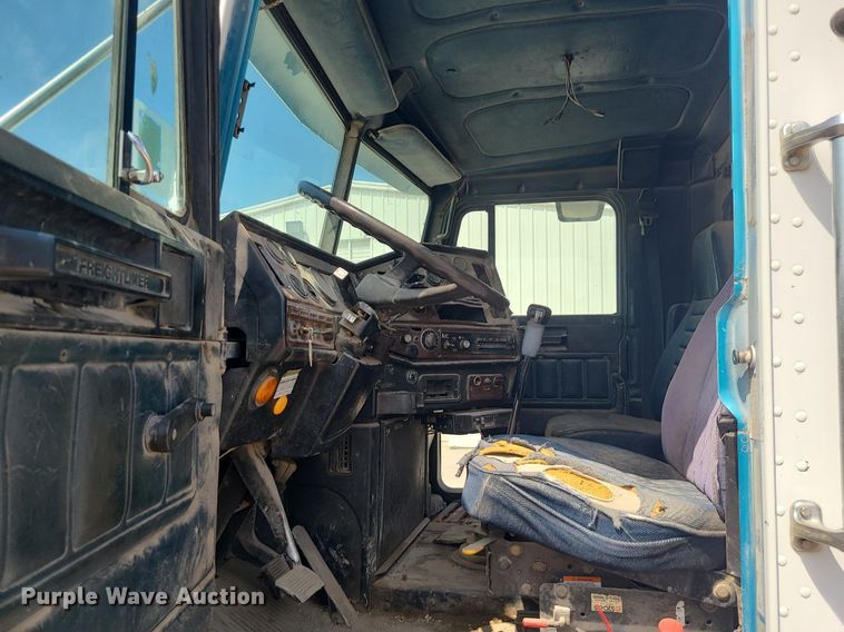 image for item LE9146 1990 Freightliner FLD  water truck