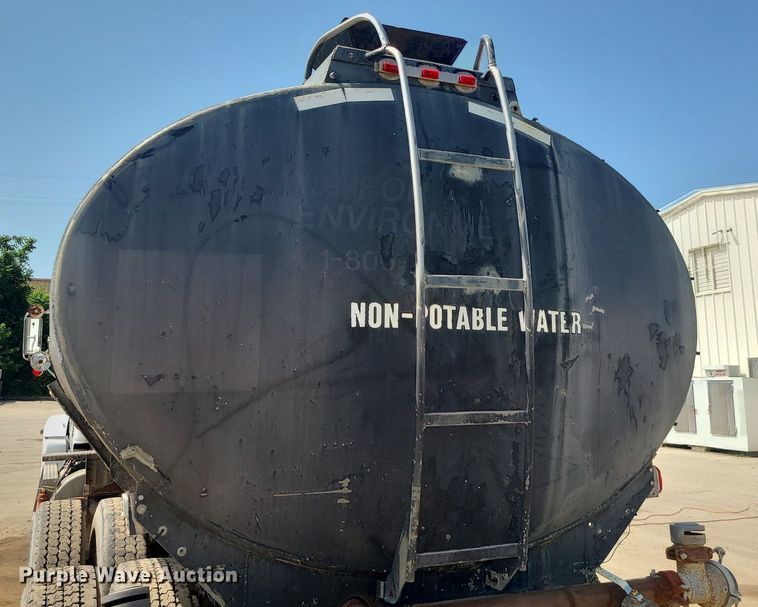 image for item LE9146 1990 Freightliner FLD  water truck