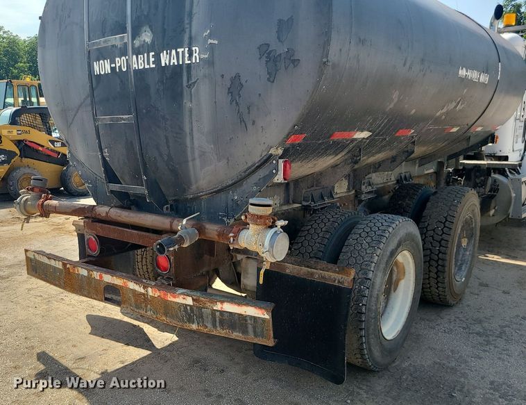 image for item LE9146 1990 Freightliner FLD  water truck