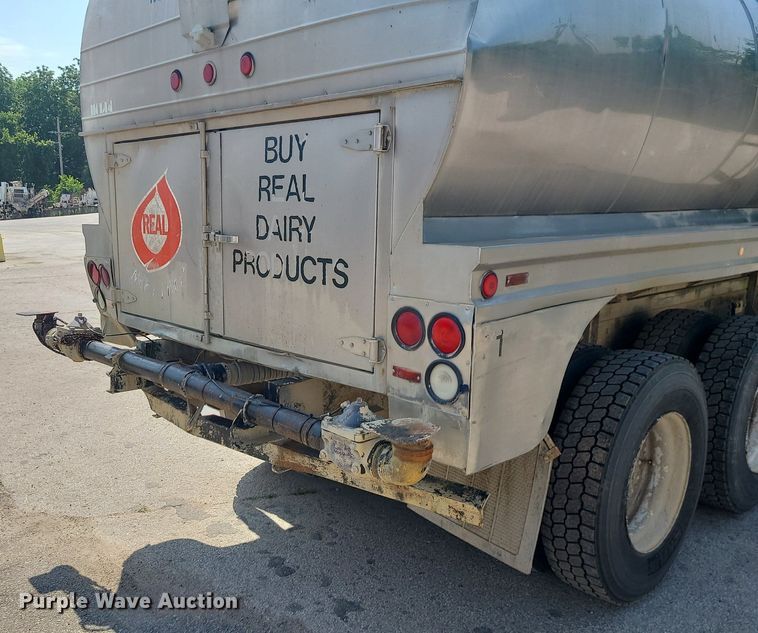 image for item LE9147 1998 Volvo WG  water truck