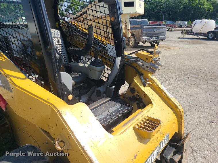 image for item LE9148 2013 Caterpillar 262C2  skid steer loader