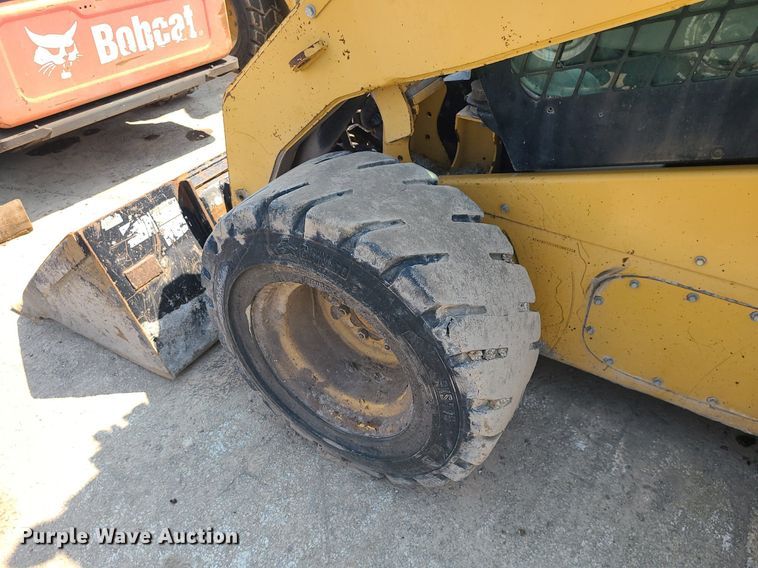 image for item LE9152 2008 Caterpillar 272C  skid steer loader