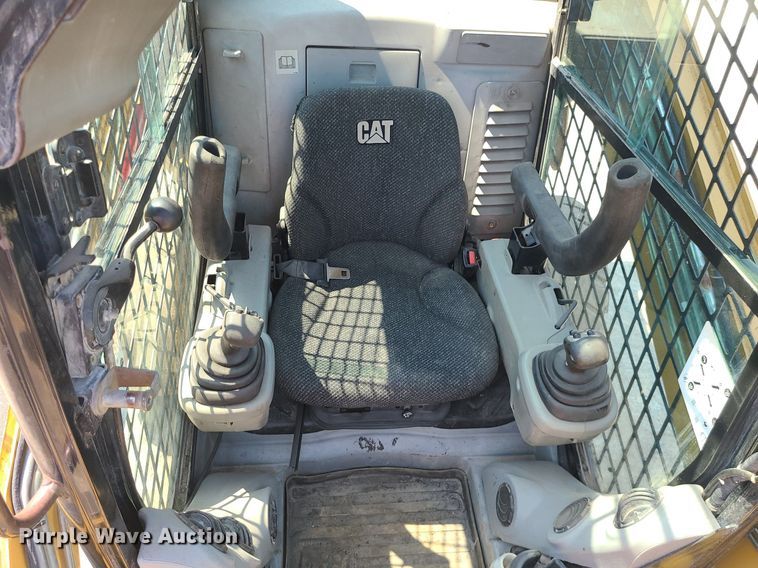 image for item LE9152 2008 Caterpillar 272C  skid steer loader