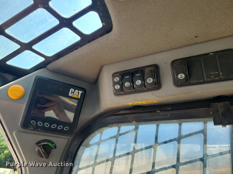 image for item LE9153 2014 Caterpillar 262D  skid steer loader