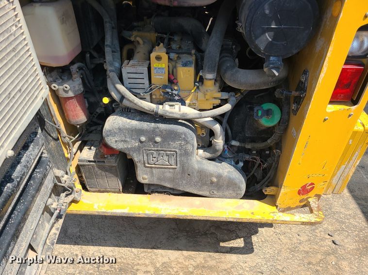 image for item LE9153 2014 Caterpillar 262D  skid steer loader