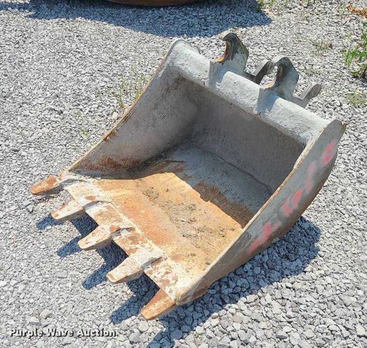 image for item LE9173 30"W excavator bucket