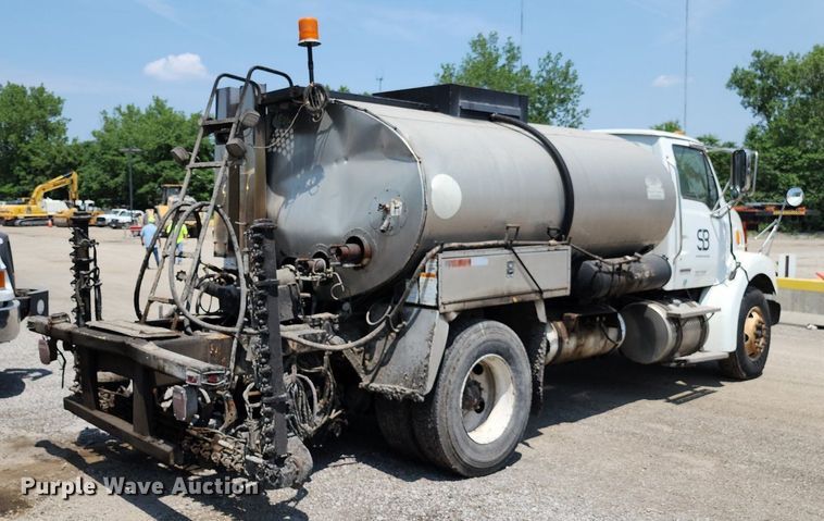 image for item LE9179 2006 Sterling L-Line  oil distributor truck