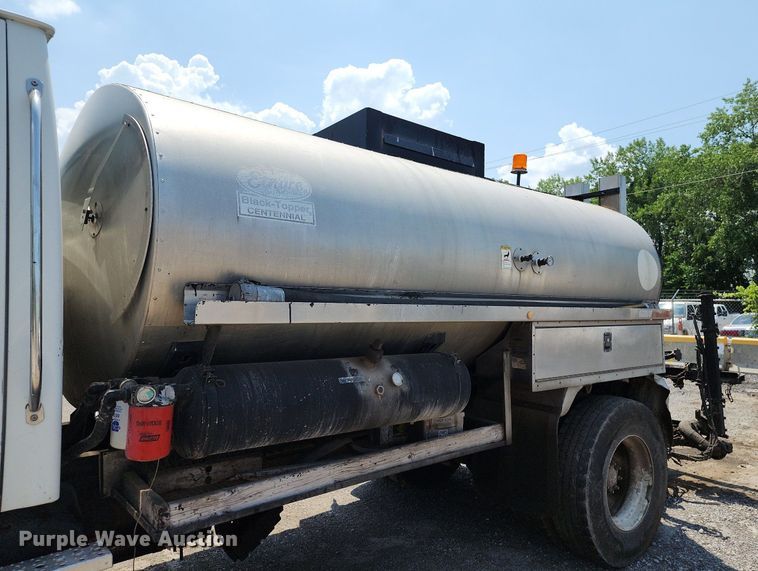 image for item LE9179 2006 Sterling L-Line  oil distributor truck