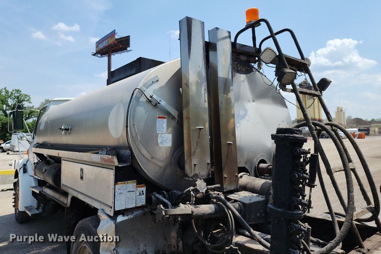 image for item LE9179 2006 Sterling L-Line  oil distributor truck