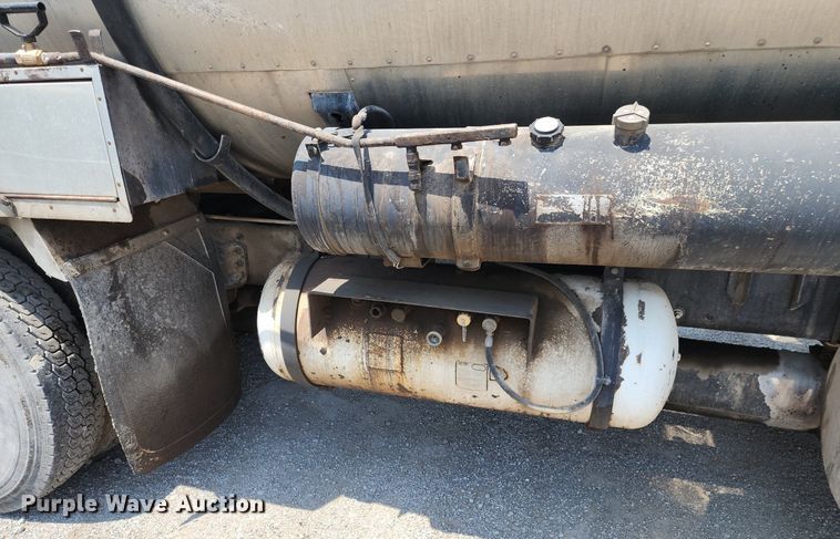 image for item LE9179 2006 Sterling L-Line  oil distributor truck