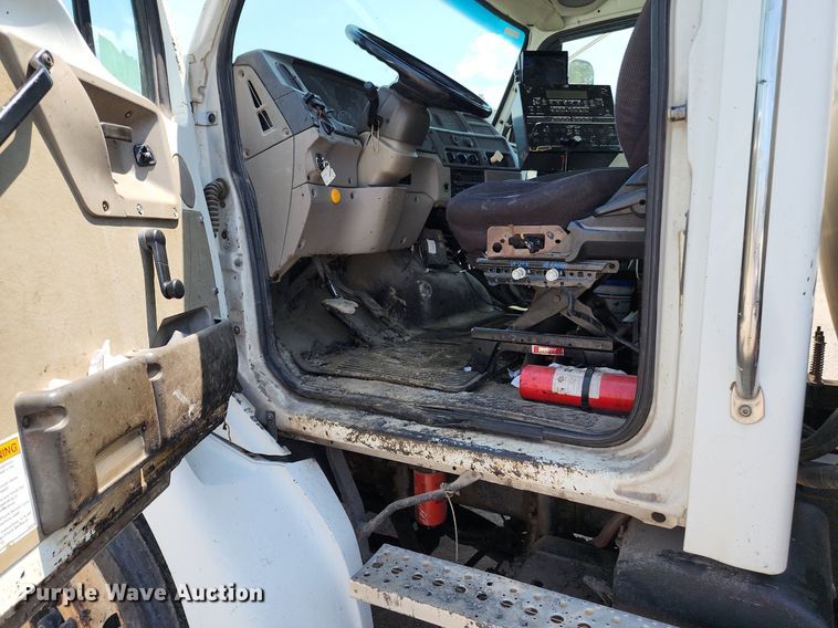 image for item LE9179 2006 Sterling L-Line  oil distributor truck