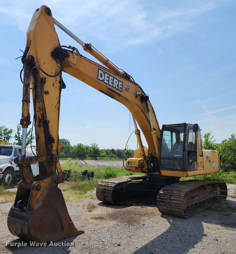 image for item LE9181 2003 John Deere 230C LC  excavator