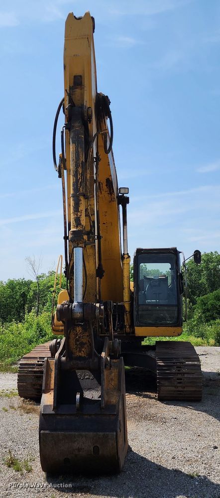 image for item LE9181 2003 John Deere 230C LC  excavator