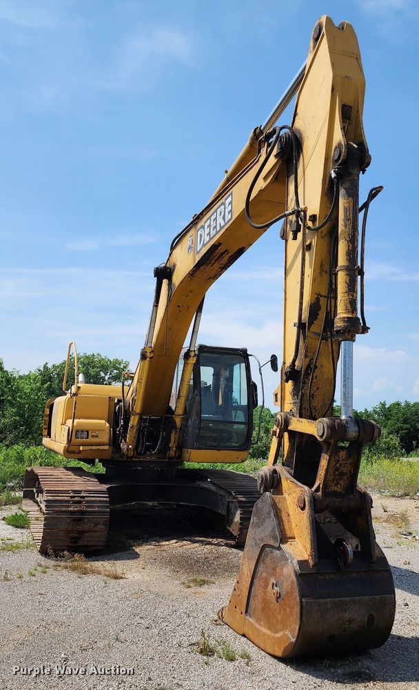 image for item LE9181 2003 John Deere 230C LC  excavator