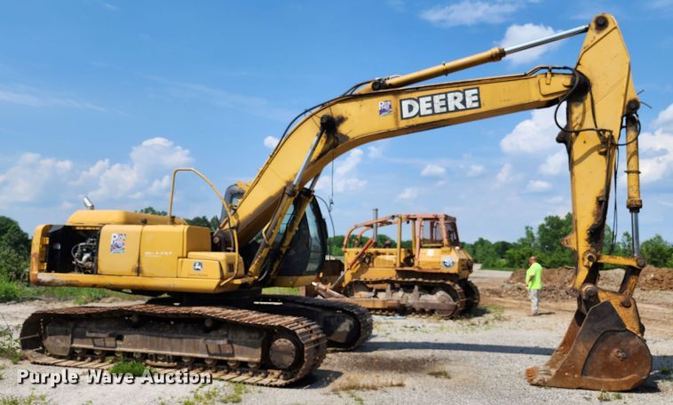 image for item LE9181 2003 John Deere 230C LC  excavator