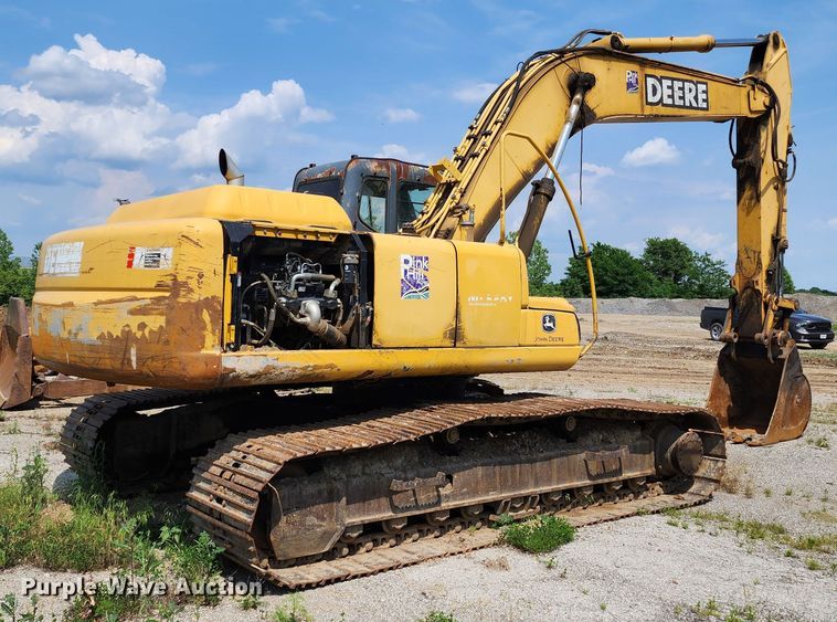 image for item LE9181 2003 John Deere 230C LC  excavator