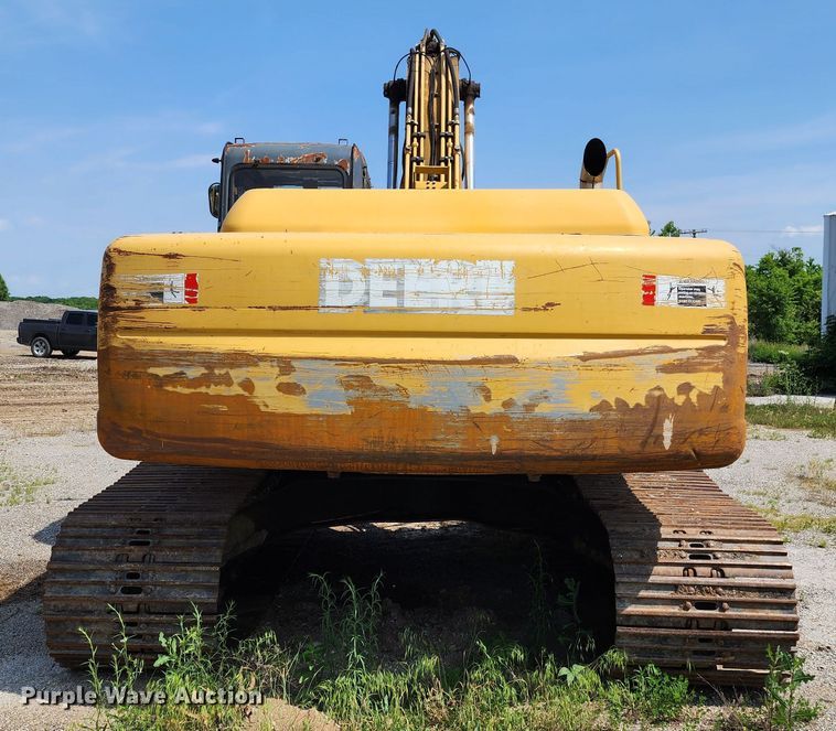 image for item LE9181 2003 John Deere 230C LC  excavator