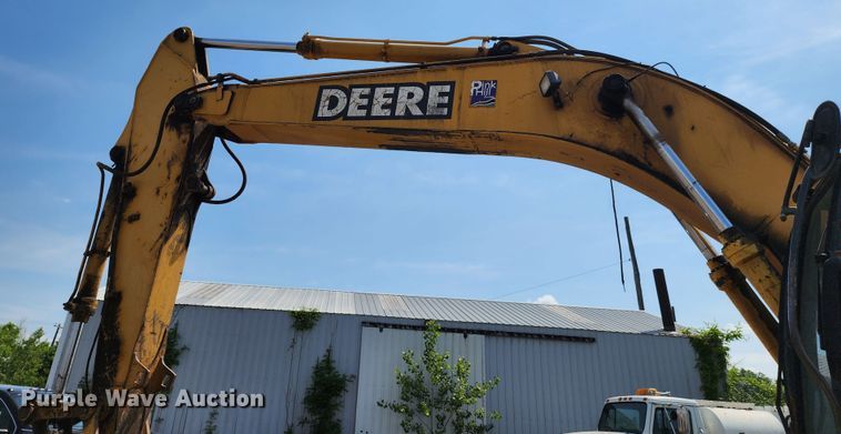 image for item LE9181 2003 John Deere 230C LC  excavator