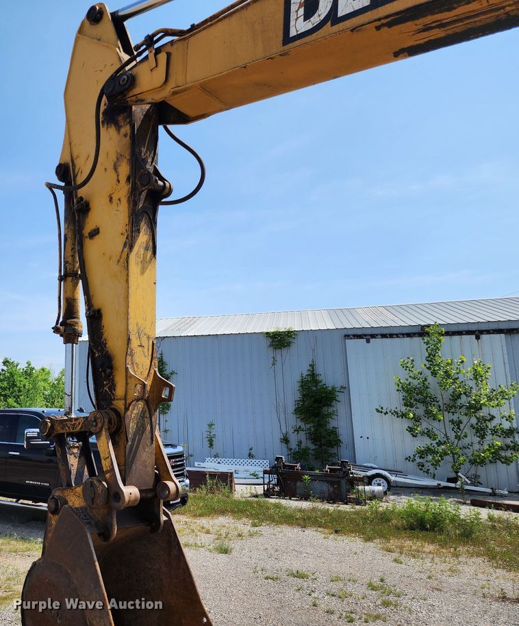 image for item LE9181 2003 John Deere 230C LC  excavator