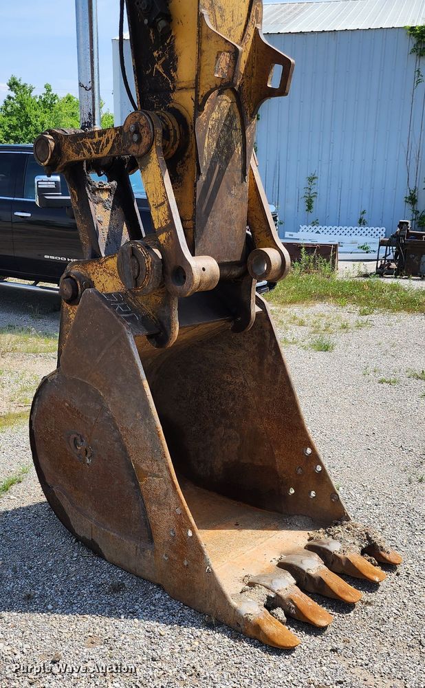 image for item LE9181 2003 John Deere 230C LC  excavator