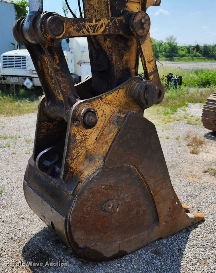 image for item LE9181 2003 John Deere 230C LC  excavator