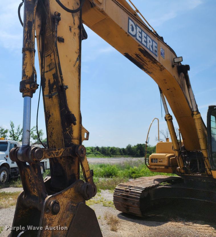 image for item LE9181 2003 John Deere 230C LC  excavator