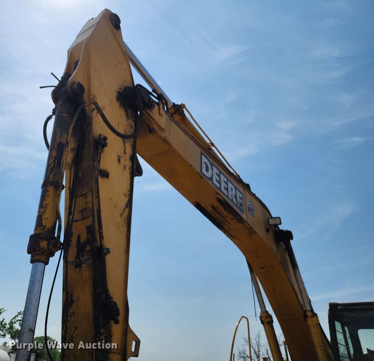 image for item LE9181 2003 John Deere 230C LC  excavator