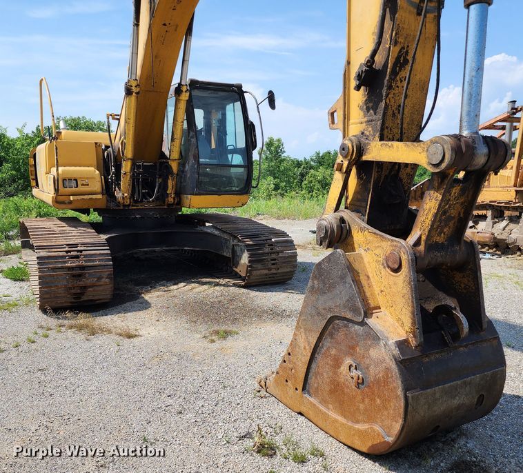 image for item LE9181 2003 John Deere 230C LC  excavator