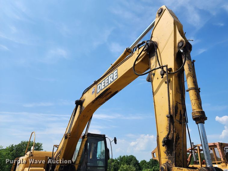 image for item LE9181 2003 John Deere 230C LC  excavator