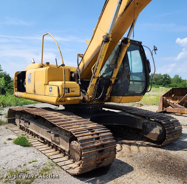 image for item LE9181 2003 John Deere 230C LC  excavator