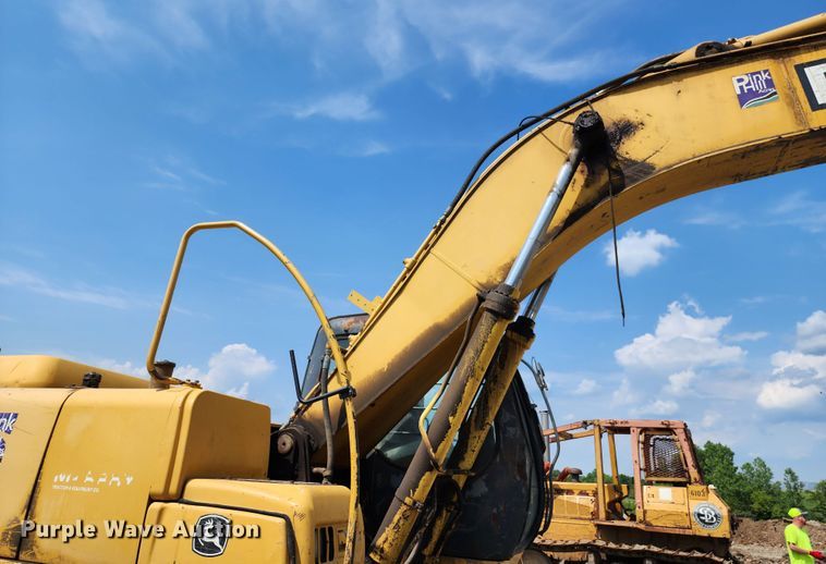 image for item LE9181 2003 John Deere 230C LC  excavator