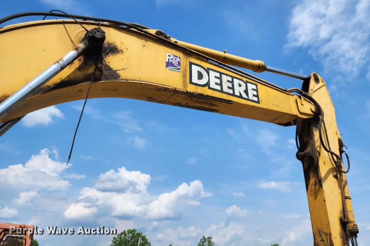 image for item LE9181 2003 John Deere 230C LC  excavator