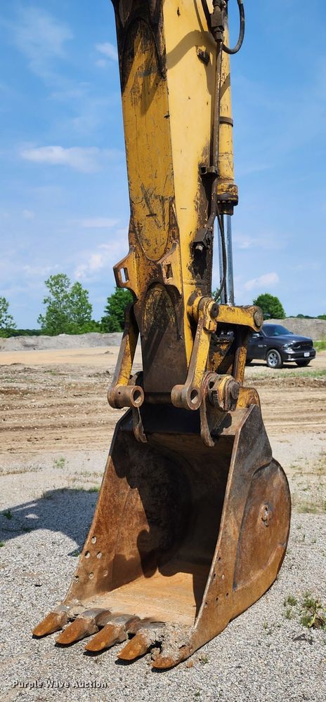 image for item LE9181 2003 John Deere 230C LC  excavator