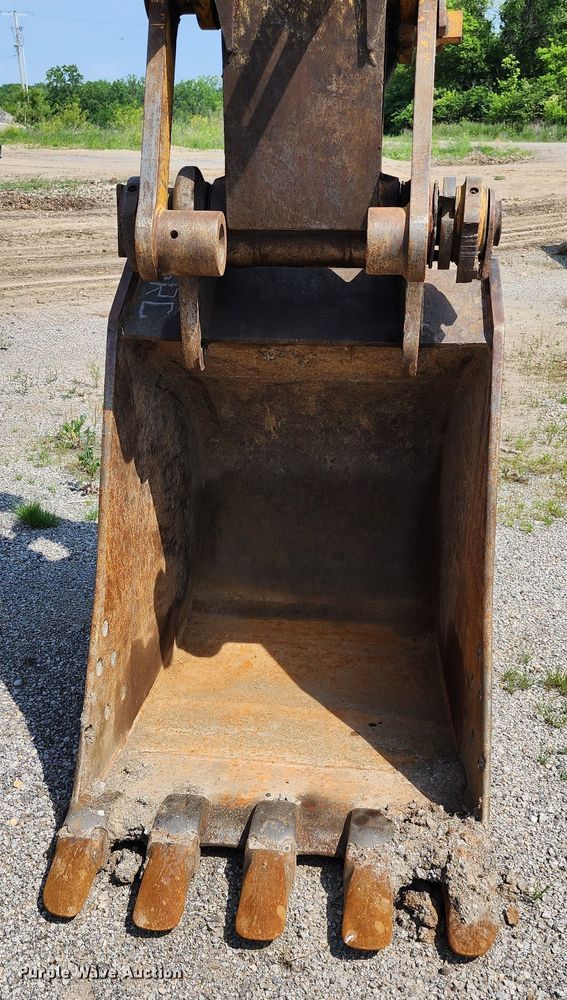 image for item LE9181 2003 John Deere 230C LC  excavator