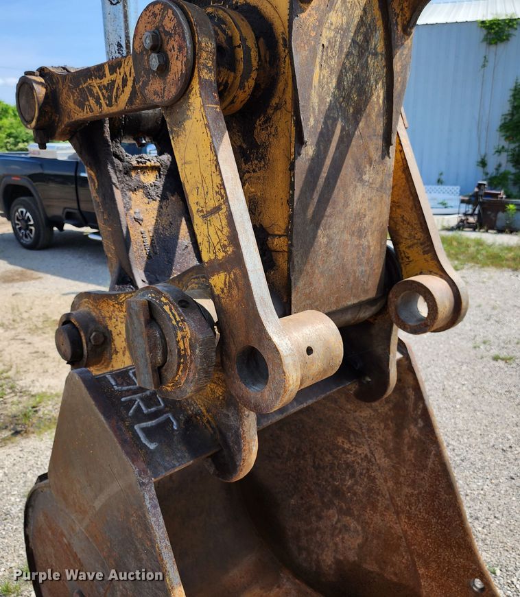 image for item LE9181 2003 John Deere 230C LC  excavator