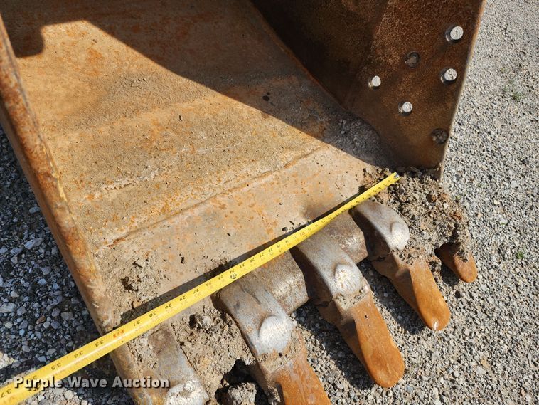 image for item LE9181 2003 John Deere 230C LC  excavator