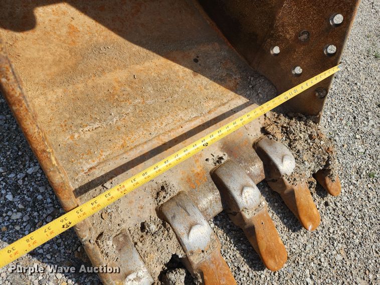 image for item LE9181 2003 John Deere 230C LC  excavator