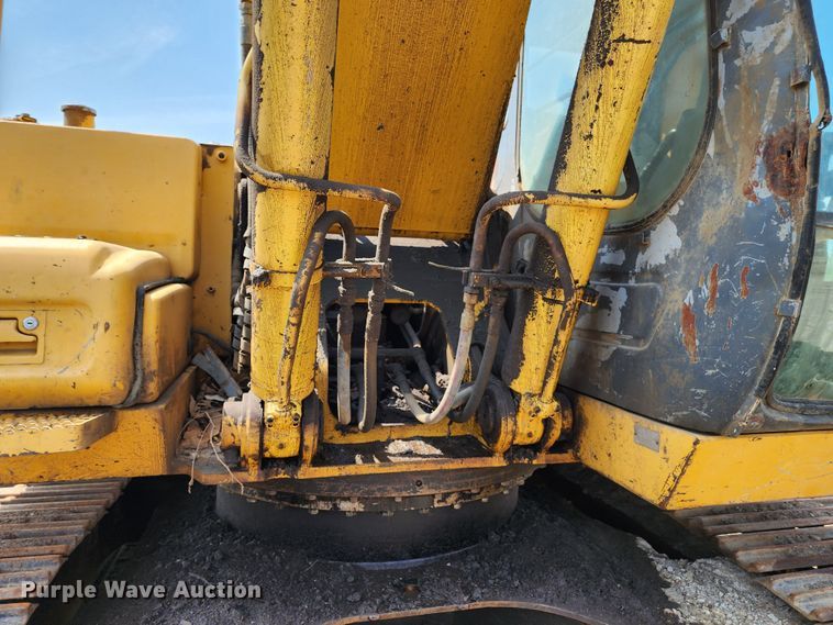 image for item LE9181 2003 John Deere 230C LC  excavator